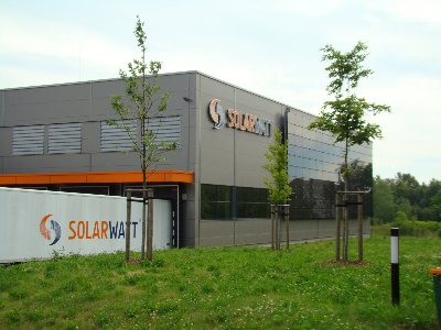 Südwestansicht Logistikzentrum mit Solarmodulen an der Fassade