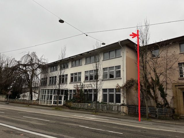 Hauptgebäude Strassenansicht