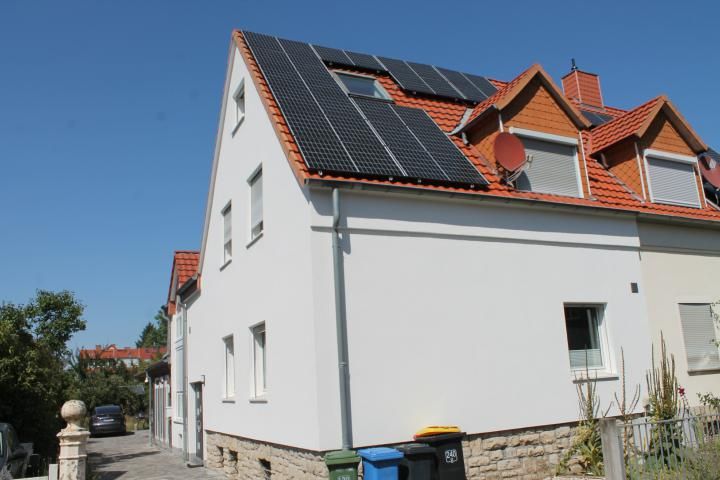 Hausansicht mit Einfahrt