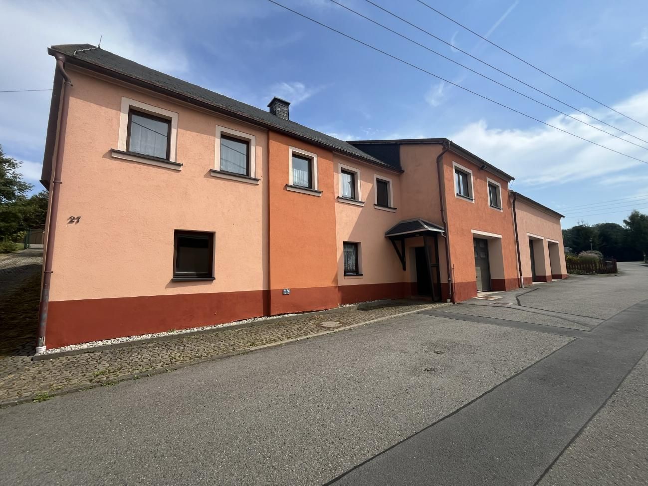 Wohngebäude mit Garage-/Werstattanbau