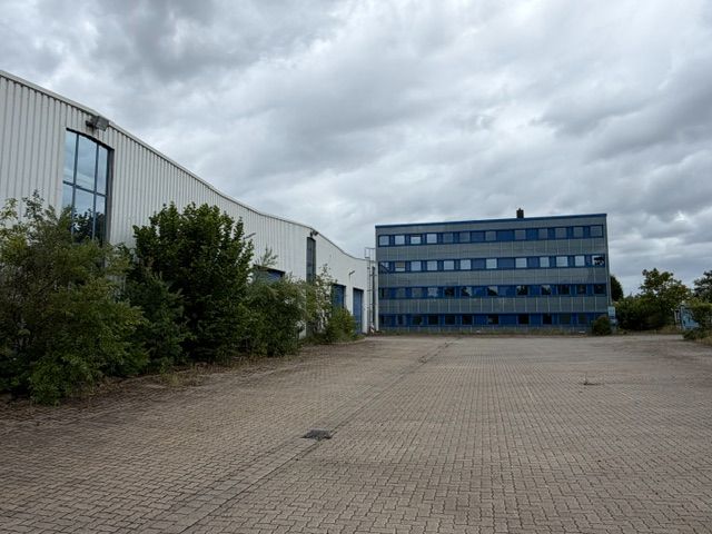 Halle und Bürohaus